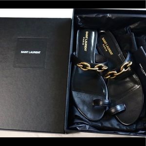 This is YSL Le maillon flat sandals in smooth leather in a size 40 U.S size 10